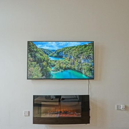 Soak Up The Light At A Soothing, Stylish Apartment In Swansea Marina Екстер'єр фото