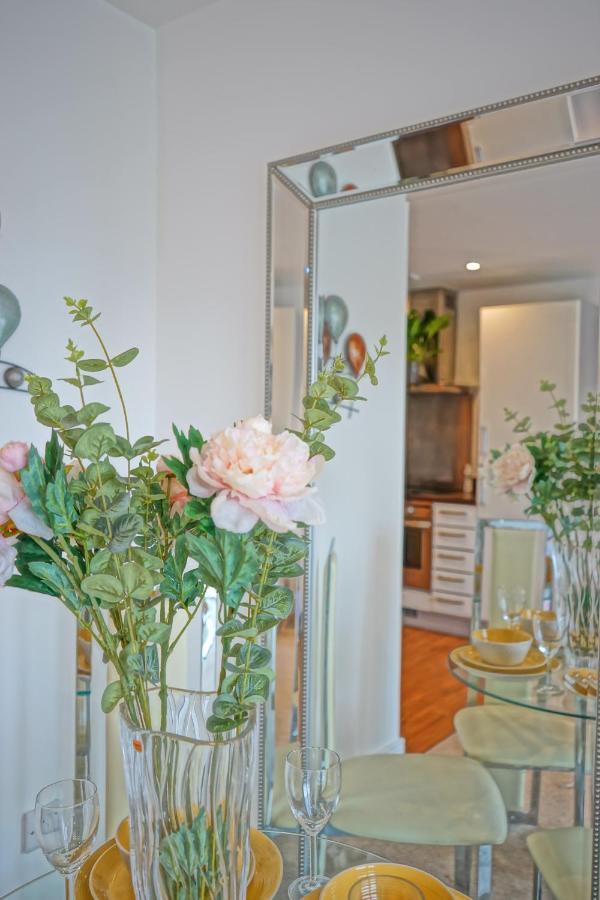 Soak Up The Light At A Soothing, Stylish Apartment In Swansea Marina Екстер'єр фото