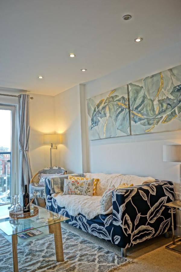 Soak Up The Light At A Soothing, Stylish Apartment In Swansea Marina Екстер'єр фото