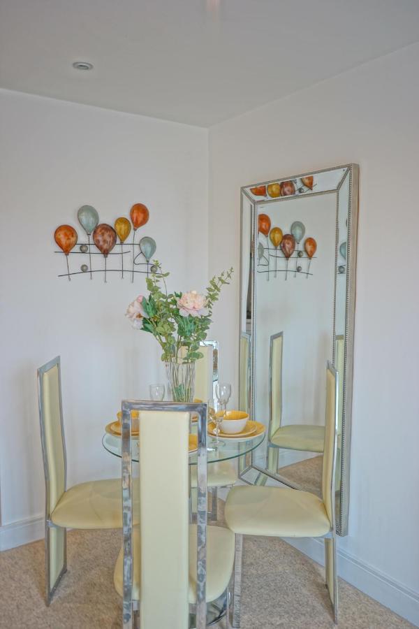 Soak Up The Light At A Soothing, Stylish Apartment In Swansea Marina Екстер'єр фото