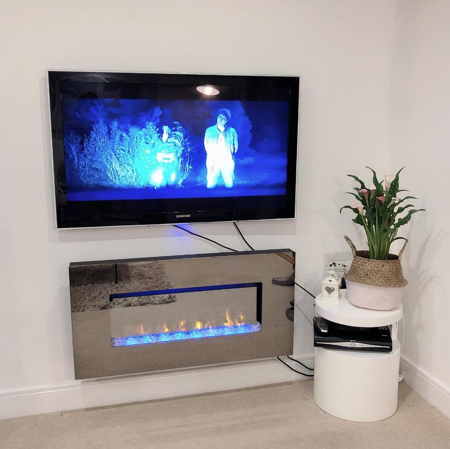 Soak Up The Light At A Soothing, Stylish Apartment In Swansea Marina Екстер'єр фото