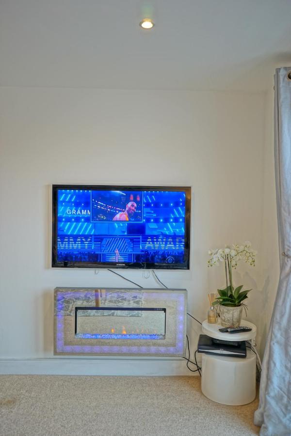 Soak Up The Light At A Soothing, Stylish Apartment In Swansea Marina Екстер'єр фото