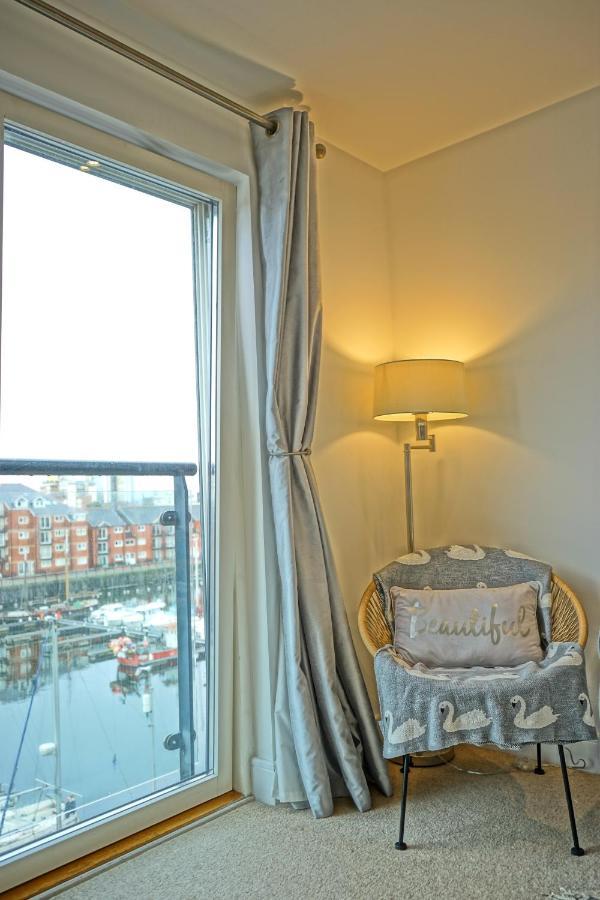 Soak Up The Light At A Soothing, Stylish Apartment In Swansea Marina Екстер'єр фото