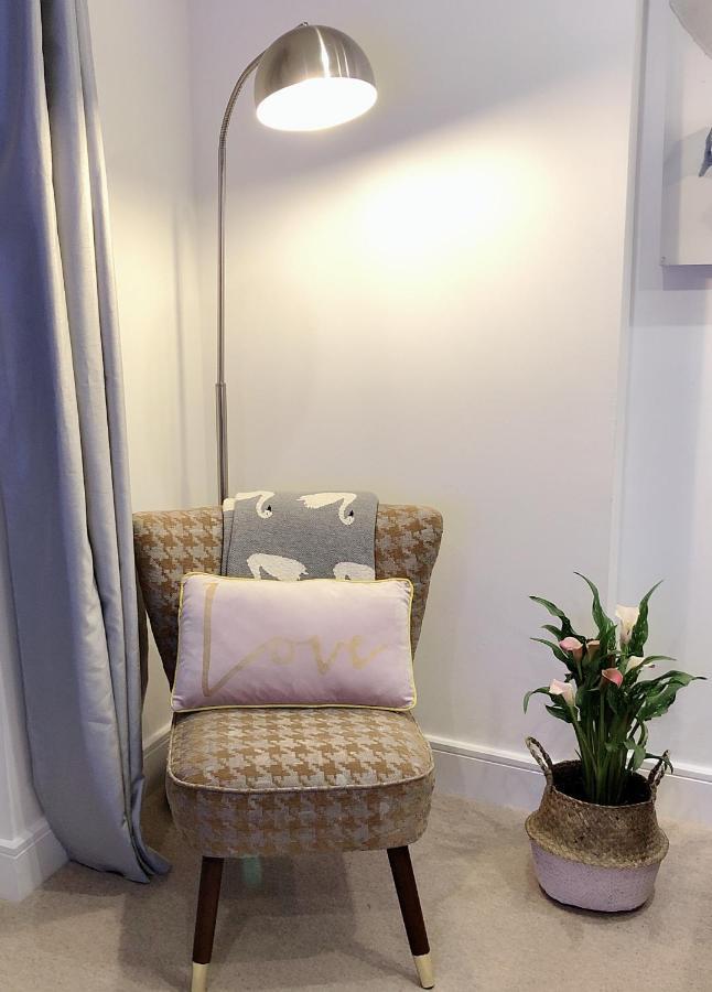 Soak Up The Light At A Soothing, Stylish Apartment In Swansea Marina Екстер'єр фото