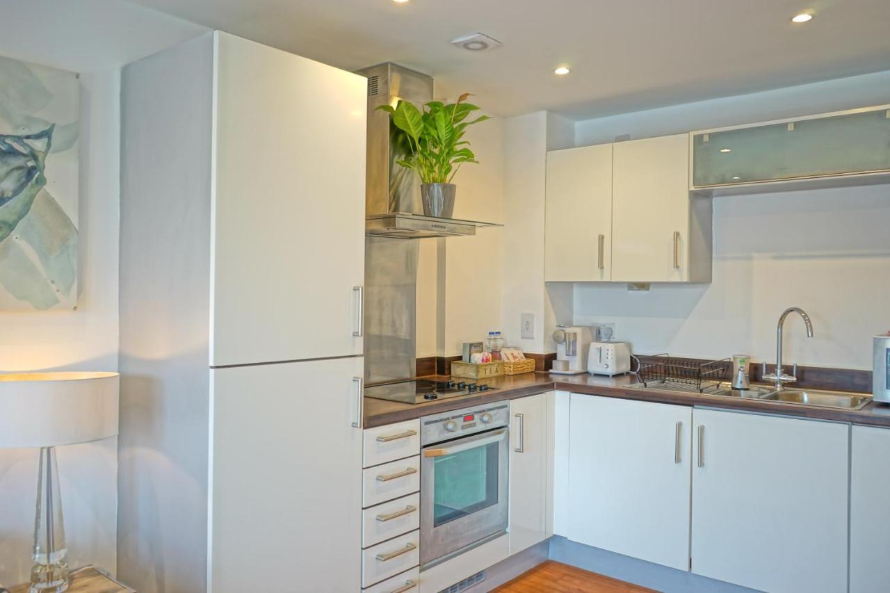 Soak Up The Light At A Soothing, Stylish Apartment In Swansea Marina Екстер'єр фото