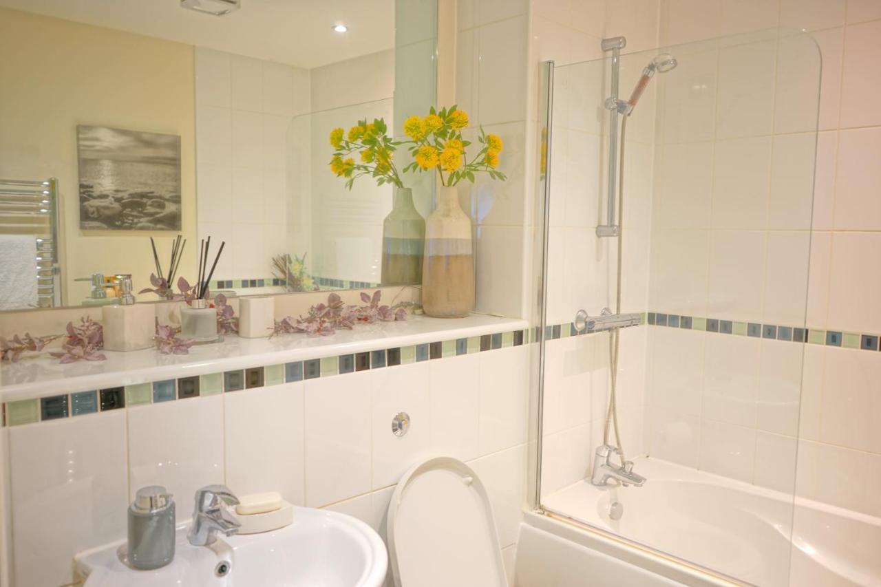Soak Up The Light At A Soothing, Stylish Apartment In Swansea Marina Екстер'єр фото
