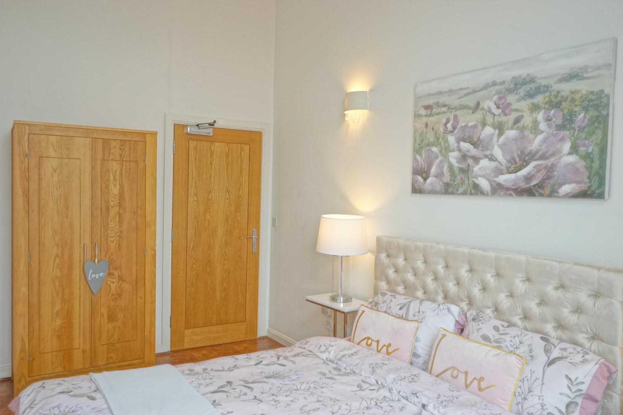 Soak Up The Light At A Soothing, Stylish Apartment In Swansea Marina Екстер'єр фото