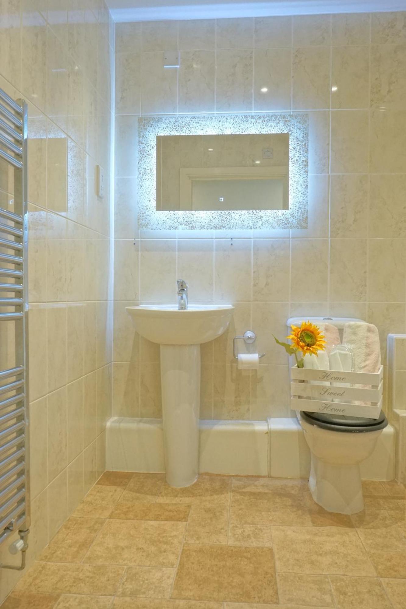 Soak Up The Light At A Soothing, Stylish Apartment In Swansea Marina Екстер'єр фото