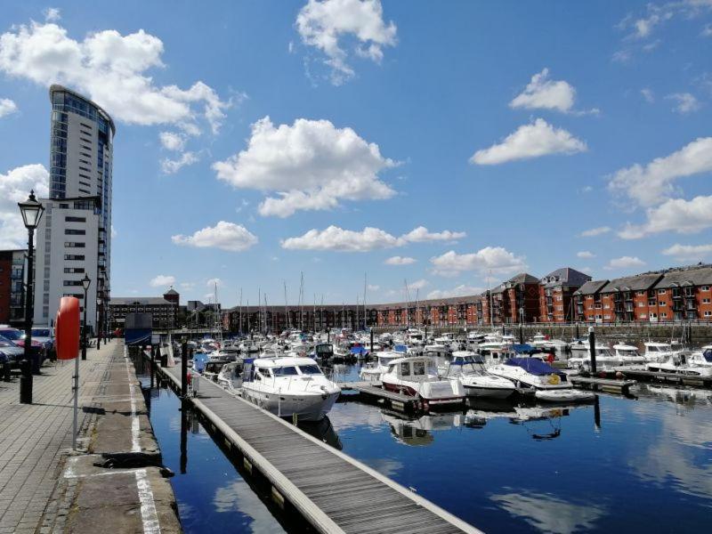 Soak Up The Light At A Soothing, Stylish Apartment In Swansea Marina Екстер'єр фото