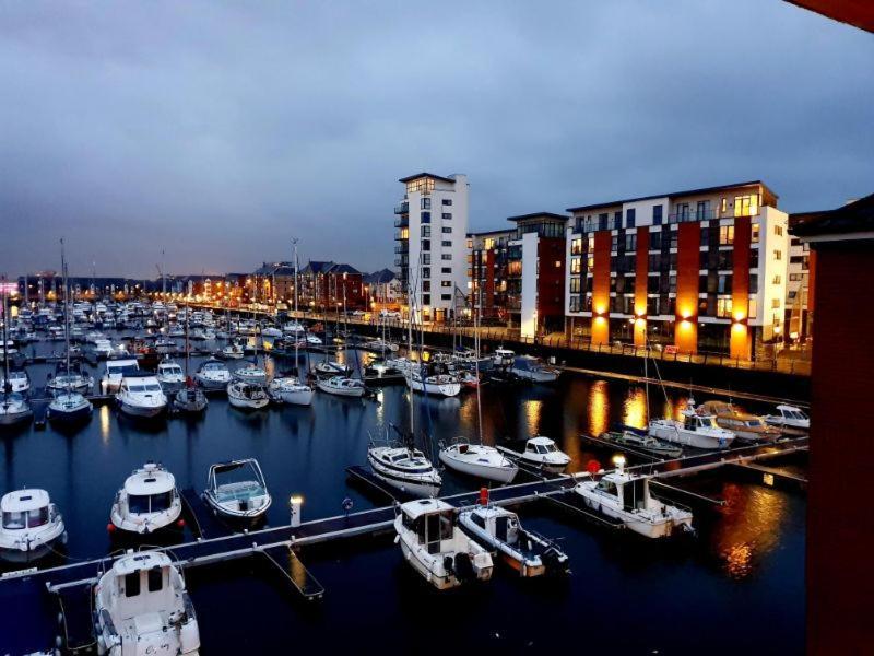Soak Up The Light At A Soothing, Stylish Apartment In Swansea Marina Екстер'єр фото