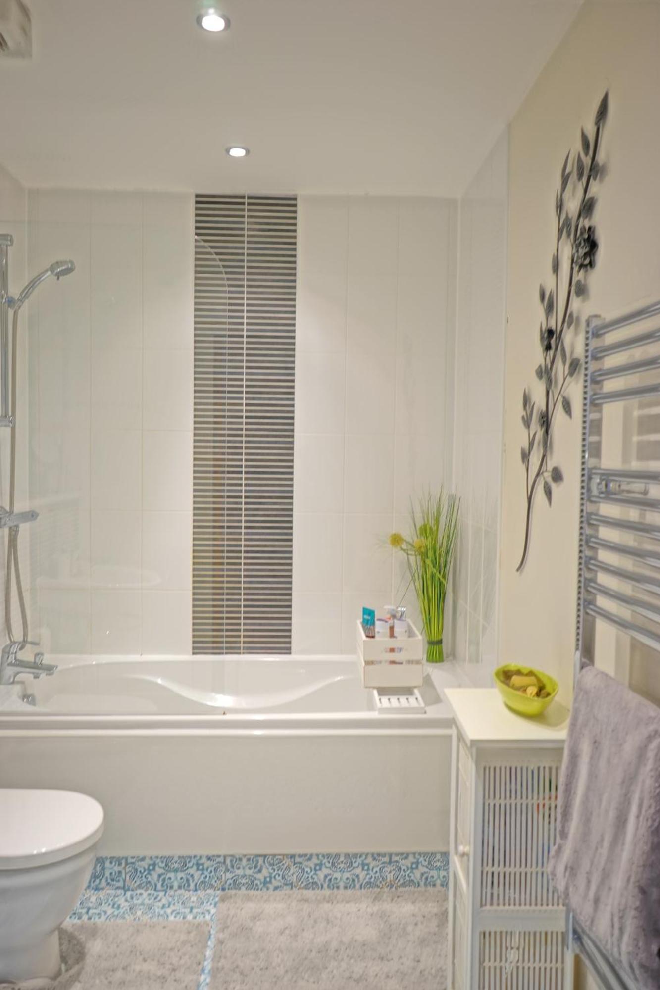 Soak Up The Light At A Soothing, Stylish Apartment In Swansea Marina Номер фото