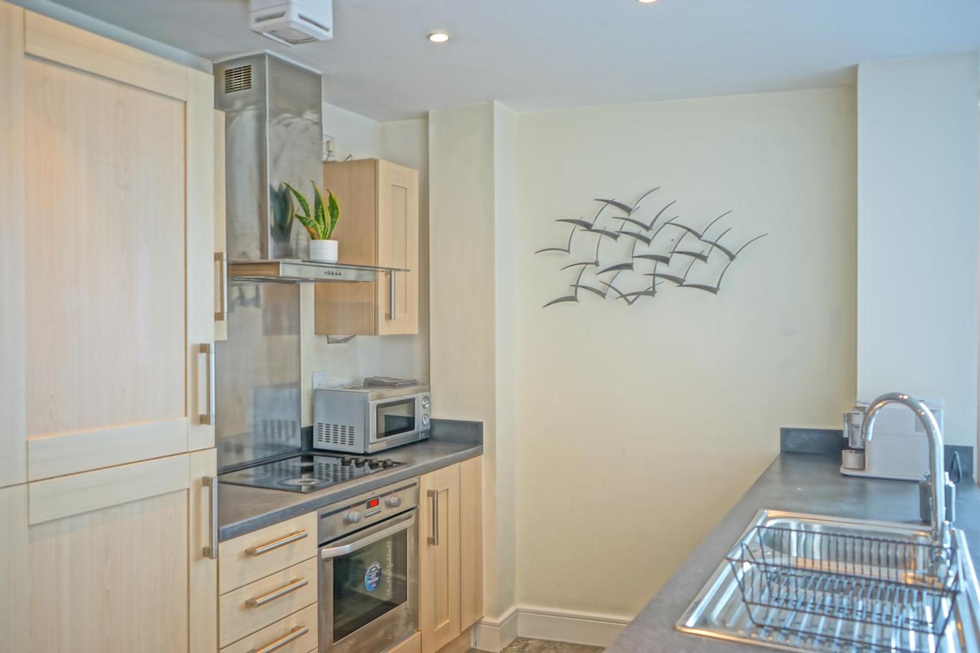 Soak Up The Light At A Soothing, Stylish Apartment In Swansea Marina Номер фото
